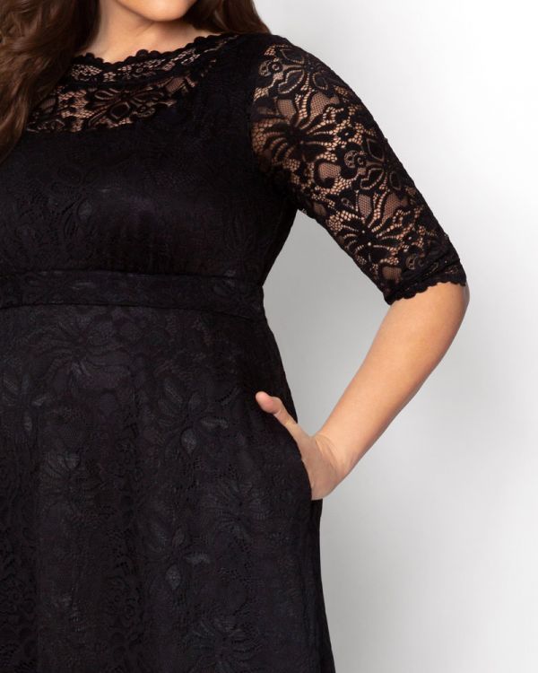 Leona Plus Size Lace Gown in Onyx